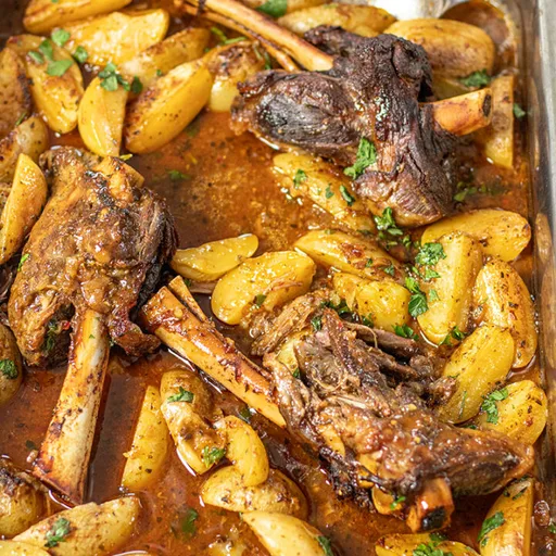 Jarretes de cordero al horno con patatas al limón (método rápido y fácil)