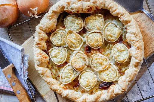 Tarta salada de cebolla caramelizada y queso de cabra. Receta fácil