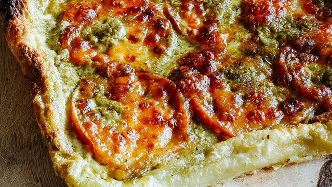 Tarta salada de jitomate con mozzarella y pesto. Receta