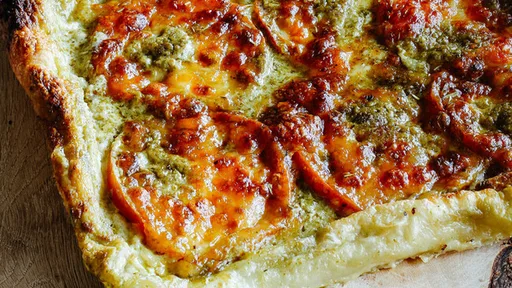 Tarta salada de jitomate con mozzarella y pesto. Receta