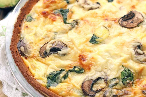 Quiché de espinacas y champiñones. Receta vegetariana sin gluten
