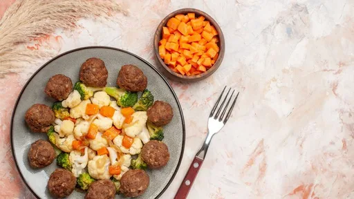 Albóndigas de zanahoria y garbanzos en salsa cremosa de coco y curry: una receta llena de sabor, color y sin carne