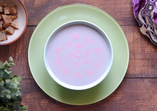 Recetas de sopas: crema mágica de col morada o lombarda, perfecta para abrir tu cena del Día del Amor y la Amistad