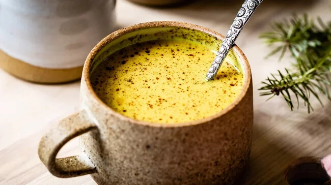 Cómo hacer leche dorada o 'golden milk': receta de esta bebida caliente y muy saludable hecha con cúrcuma y especias