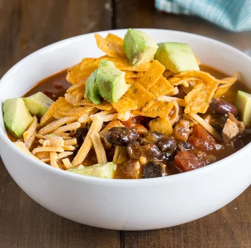 Sopa de enchiladas de pollo