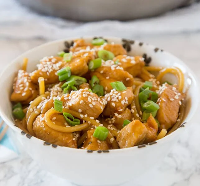 Cuencos de fideos con pollo teriyaki