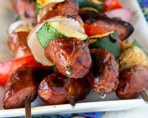 Brochetas de salchicha y verduras a la parrilla