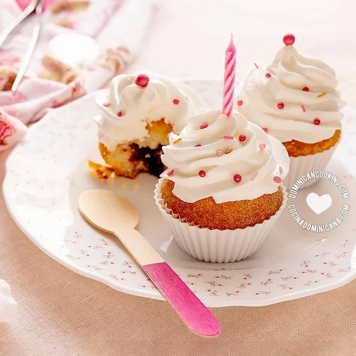 Dominican Cupcakes Recipe (Bizcochuelos Dominicanos)