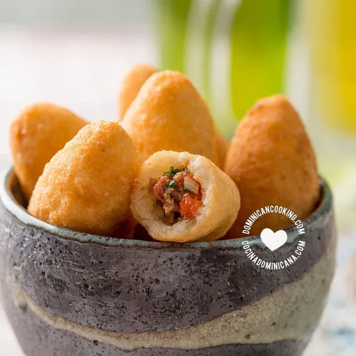 Chulitos de Yuca [Video+Recipe] Spicy Cassava Rolls