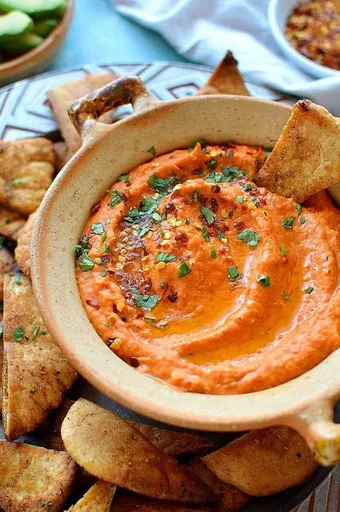 Hummus de Pimiento Rojo Asado y Chili con Chips de Pan Pita Caseros