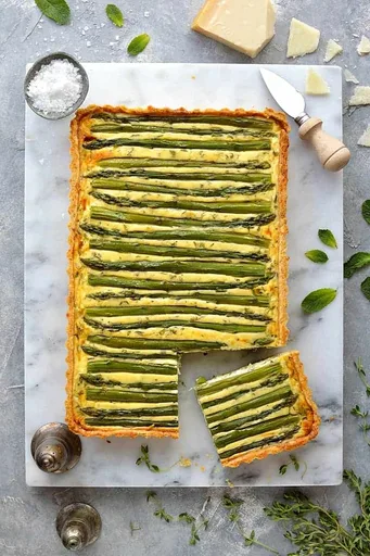 Tarta de Espárragos, Guisantes y Queso Feta