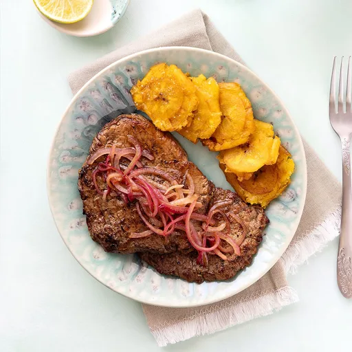 Bistec encebollado al estilo dominicano