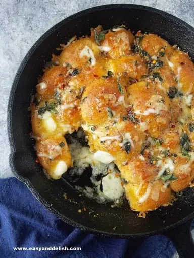 30-Minute Cheese Stuffed Garlic Bread Rolls