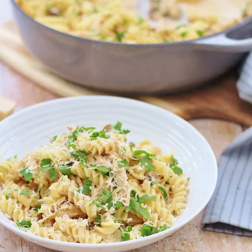 Pasta cremosa con restos de pavo