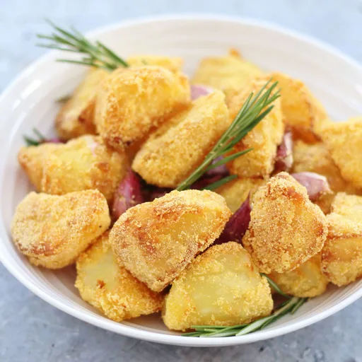 Patatas asadas con polenta, romero y ajo
