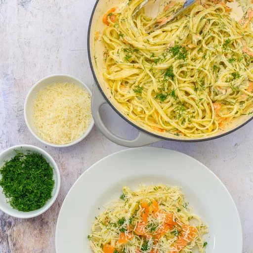 Pasta cremosa con salmón ahumado y eneldo