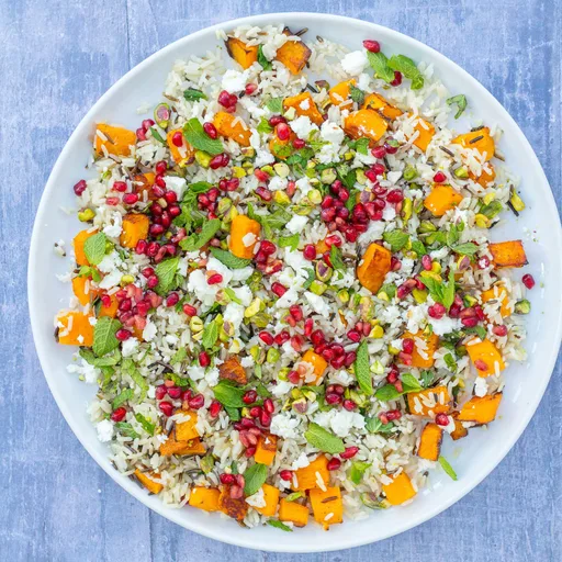 Ensalada de arroz navideña templada con calabaza butternut y granada