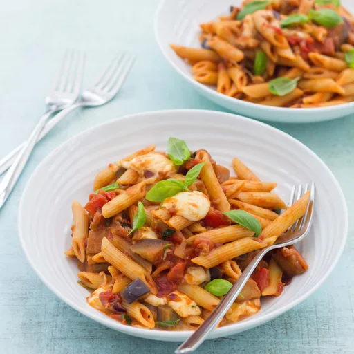 Pasta con berenjena y mozzarella