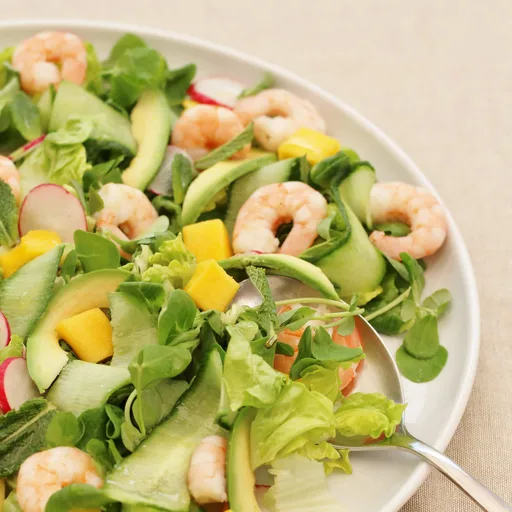 Ensalada fácil de langostinos, aguacate y mango