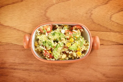 Ensalada peruana de quinoa con aguacate