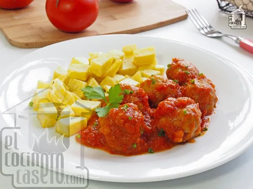 Albóndigas caseras con tomate y patatas
