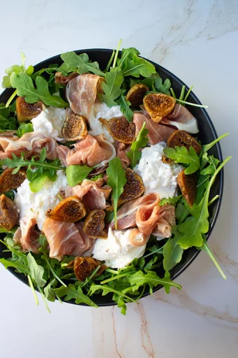 Ensalada de higos secos, jamón serrano y burrata con aceite de trufa