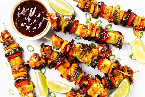 Brochetas de pollo a la barbacoa con piña