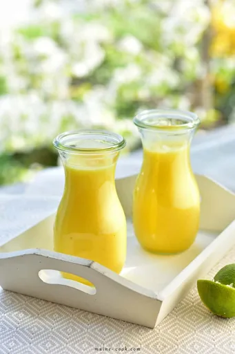 Pineapple banana smoothie with lime
