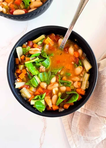 Sopa de alubias blancas y acelgas