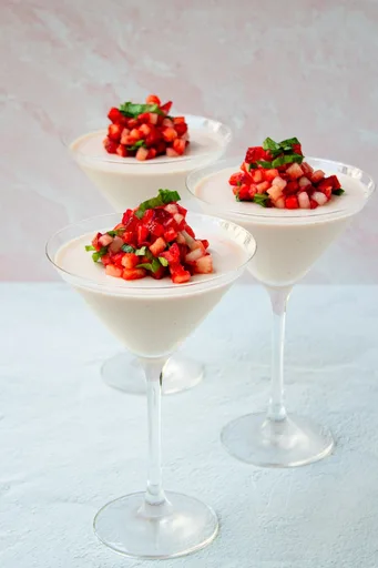 Panna cotta de fresa con albahaca y reducción de vinagre balsámico