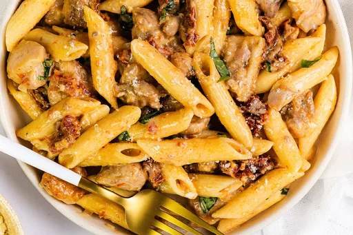 Pasta cremosa con pollo y tomates secos