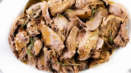 Pierna de cordero cocinada a fuego lento durante toda la noche