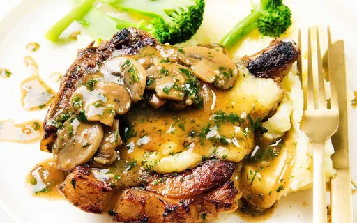 Chuletas de cerdo con salsa