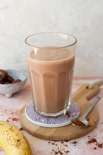 Batido de chocolate, mantequilla de cacahuete y plátano