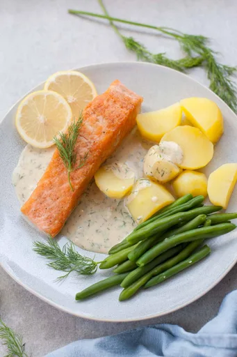 Salmón con salsa cremosa de eneldo