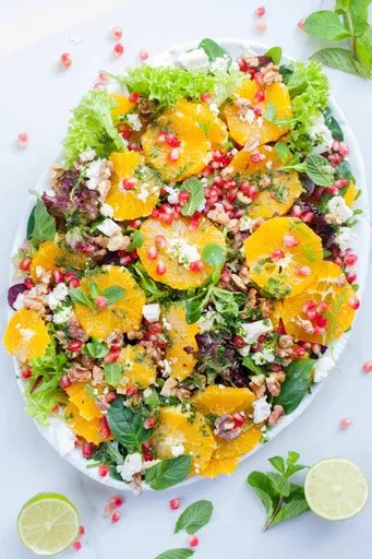 Ensalada de naranja y granada con aderezo de menta y lima