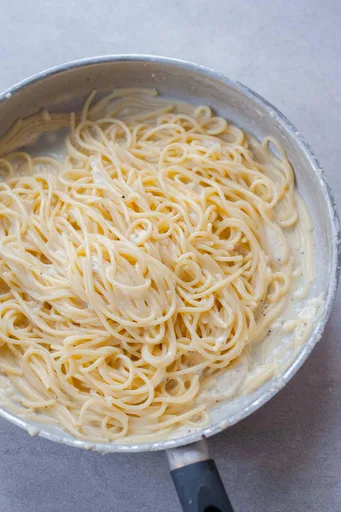 Espaguetis cacio e pepe