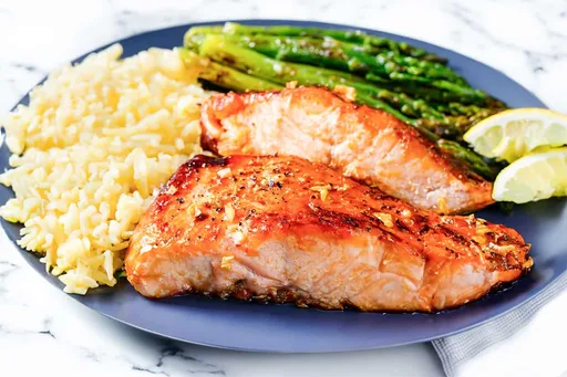 Salmón con mantequilla de ajo