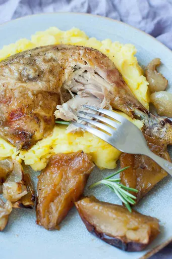 Pollo al horno con manzanas y cebollas