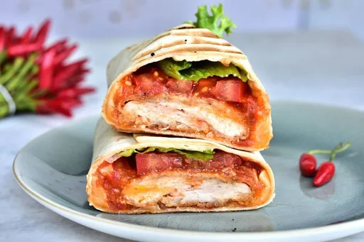 Wrap de pollo crujiente con salsa de tomate picante