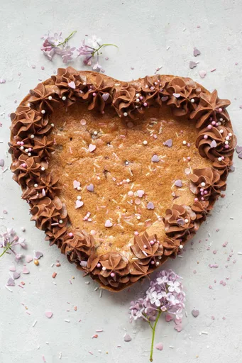 Tarta de galletas con pepitas de chocolate y cobertura de chocolate
