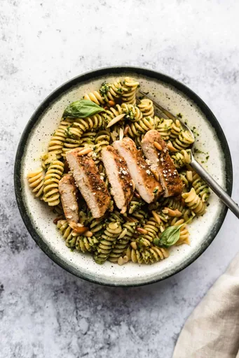 Pasta con pesto de pollo