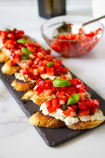 Crostini de fresa y albahaca con queso de cabra y reducción de balsámico