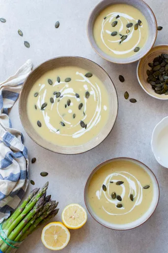 Crema de espárragos con queso de cabra