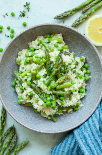 Risotto cremoso de espárragos y guisantes con toque de limón