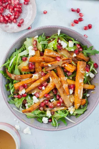 Ensalada de zanahorias asadas con granada y aderezo de limón y mantequilla de cacahuete
