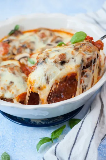 Pollo con mozzarella y champiñones