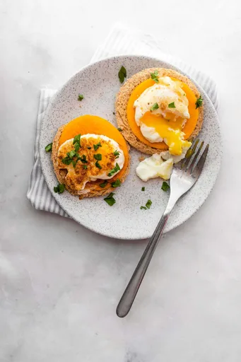 Huevos pochados y fritos