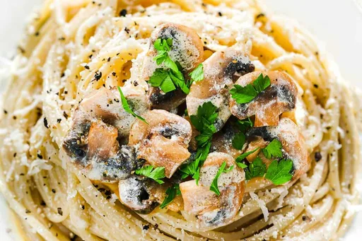 Espaguetis cremosos con champiñones