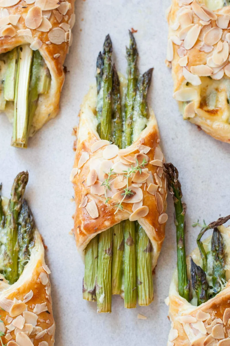 Asparagus in puff pastry with ham and cheese